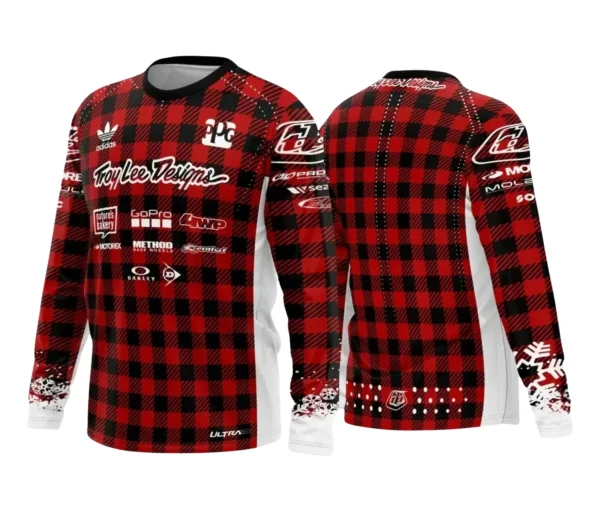 Foto de camisa com logo no peito e estampa grande nas costas, tema motocross e trilheiros em cores vibrantes e detalhes que remetem à adrenalina do off-road.